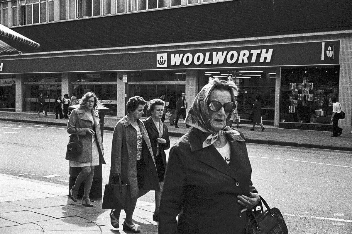 A photograph by Luis Bustamante shows shoppers in Hull in the 1970s. Woolworths can be seen in the background.