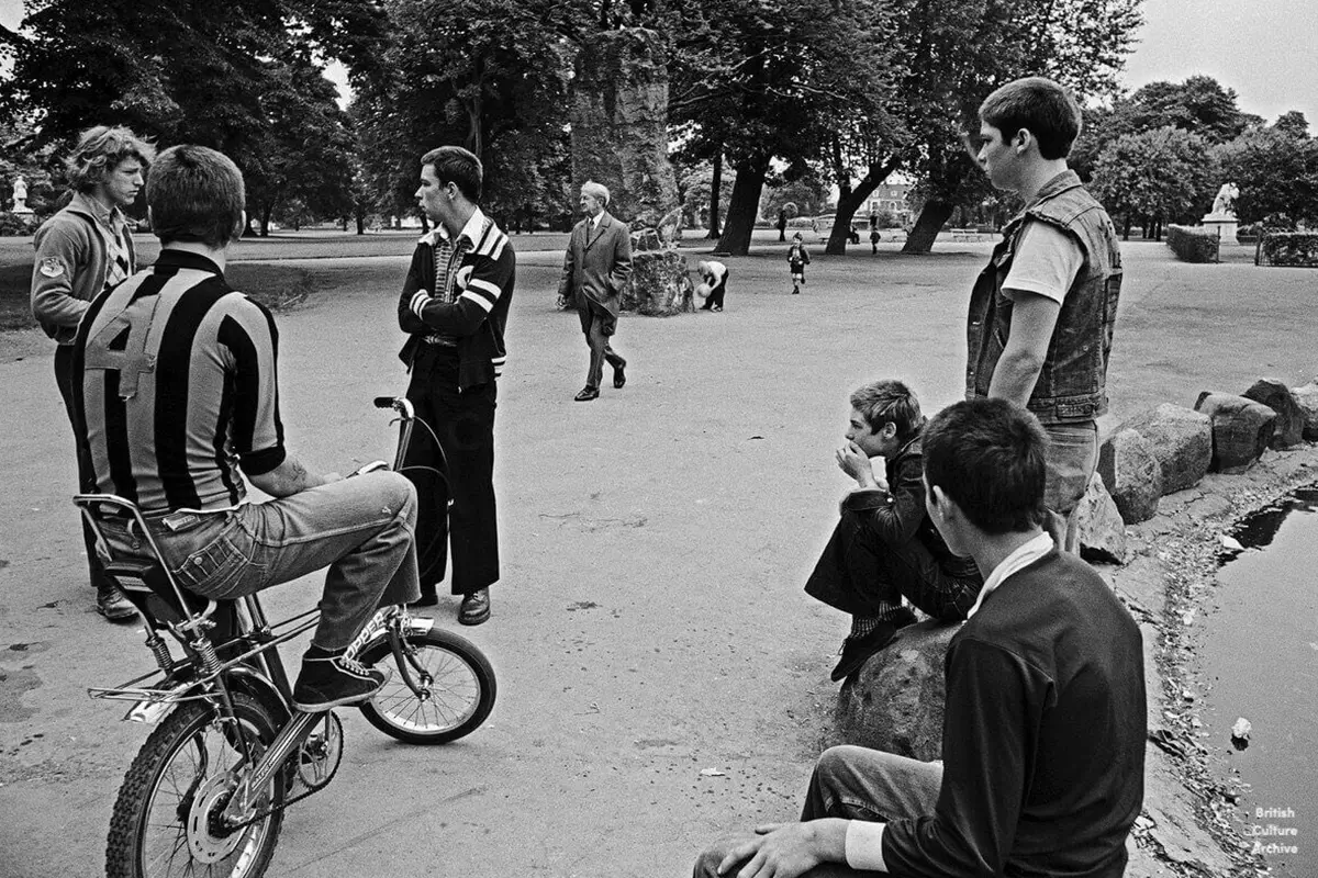 A photograph by Luis Bustamante shows teenagers hanging out in Pearson Park, Hull, in the 1970s.